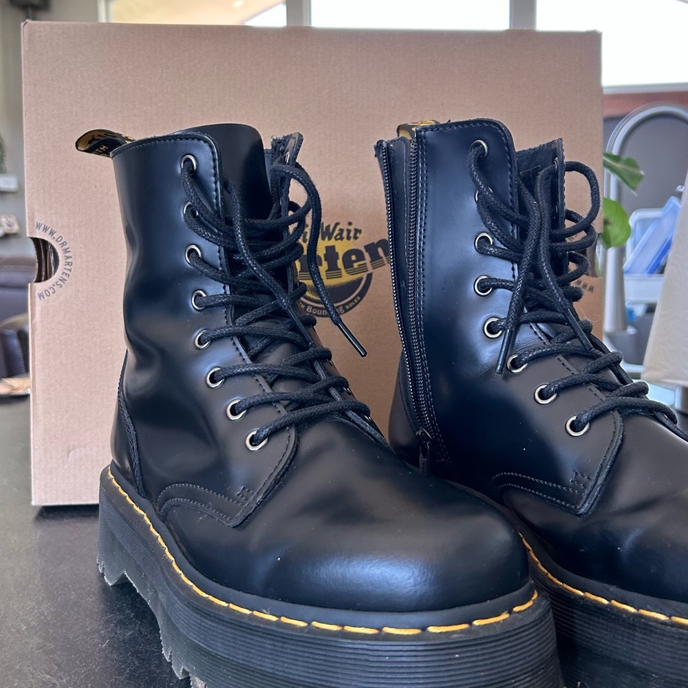 LIKE NEW doc marten jadon platform boots